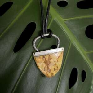 esőerdő jáspis nyaklánc zöld levélen elhelyezve felülnézet természetes fényben