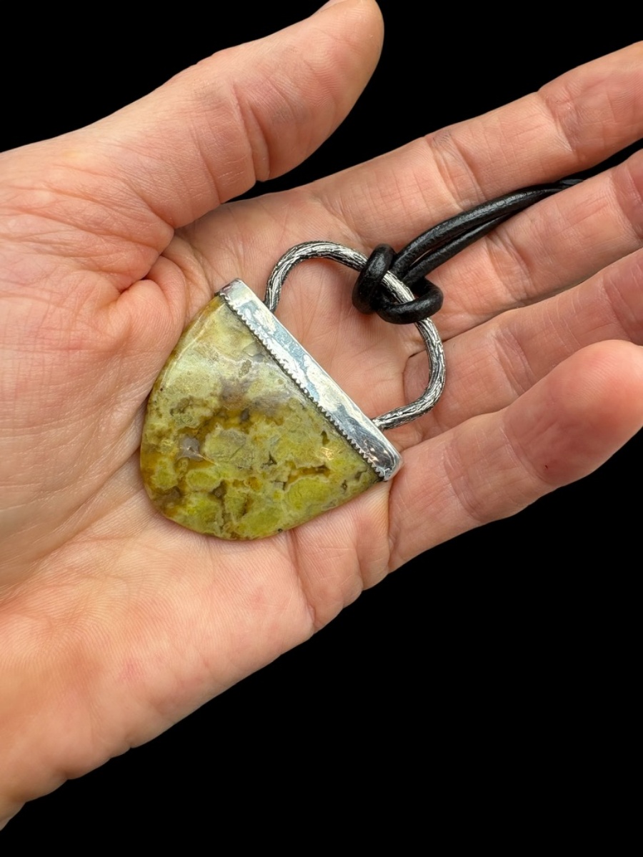 esőerdő jáspis nyaklánc kézben tartva medál méretének érzékeltetése természetes fényben