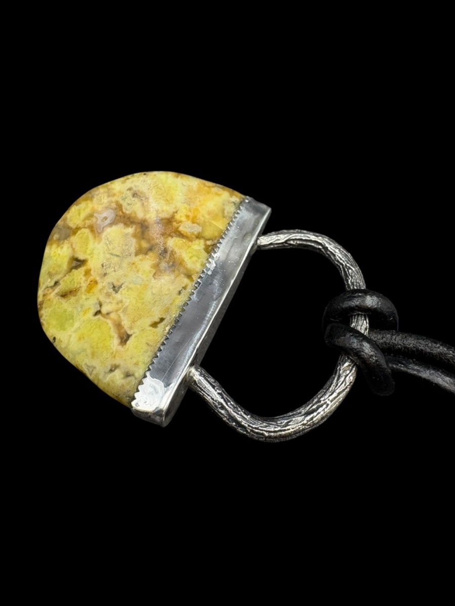 esőerdő jáspis nyaklánc közeli kép kő mintázat és fakéreg textúrájú akasztó részletei