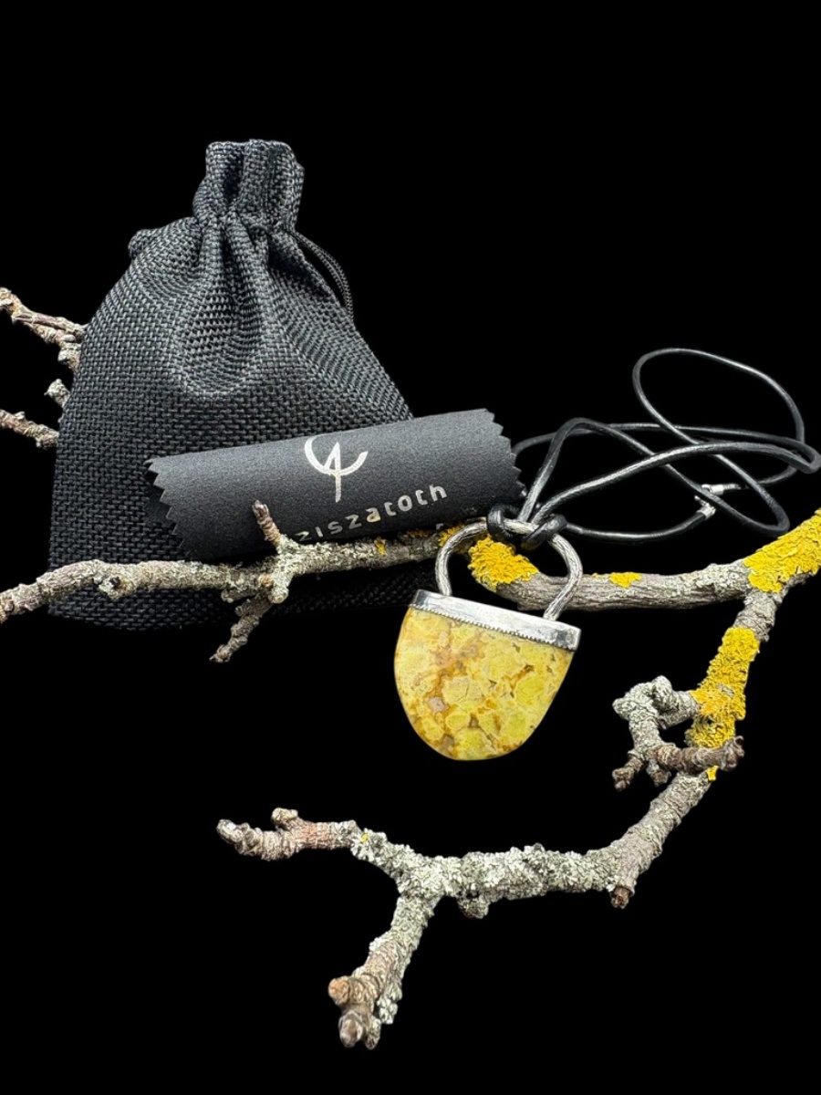 esőerdő jáspis nyaklánc csomagolásban rattan zsák és ékszertisztító kendő