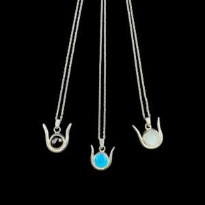 három különböző köves Hathor nyaklánc fekete háttéren