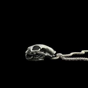 macskakoponya nyaklánc ezüst oldalnézet 3D koponya forma részletei
