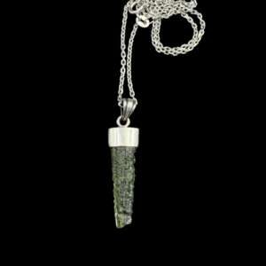 moldavit meteorit medál nyers zöld felülettel ezüst foglalatban közeli fotó