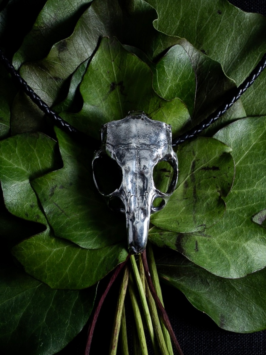 Ezüst La Loba csincsilla koponya nyaklánc zöld levelek előtt