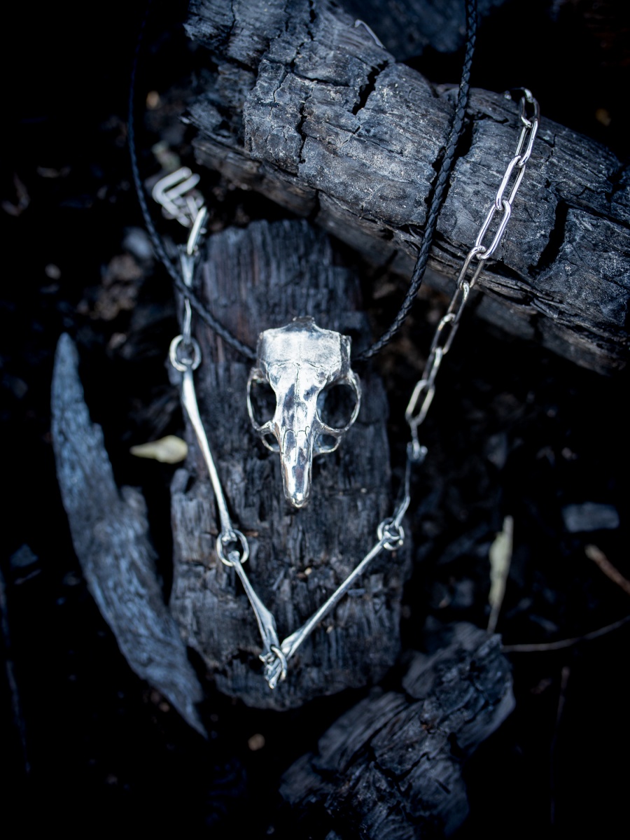 Ezüst La Loba csincsilla koponya csont nyaklánccal fekete szenes háttéren