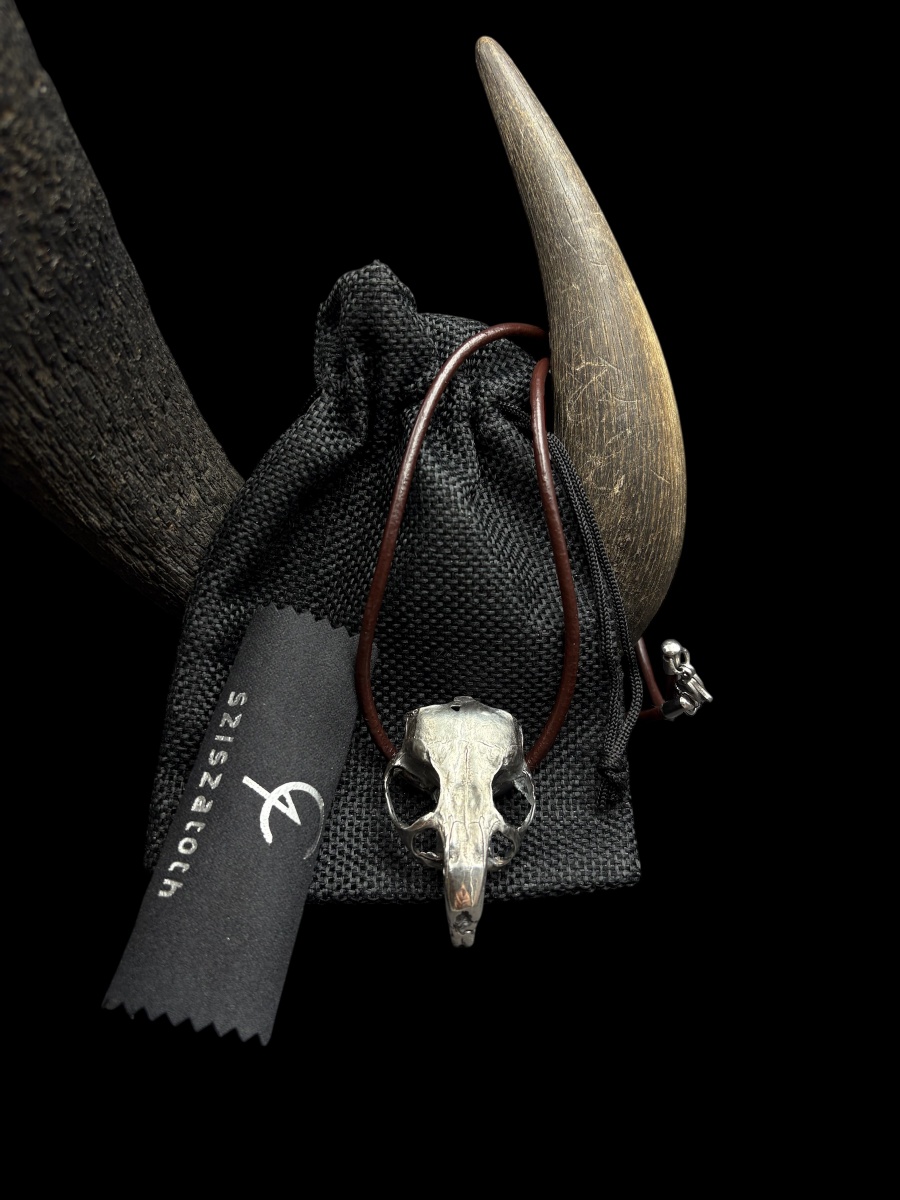 Ezüst La Loba csincsilla koponya nyaklánc juta zsákos csomagolásban polírozó kendővel, barna bőrszálon