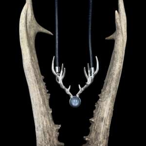 szarvas agancs nyaklánc valódi agancsok között fekete háttéren