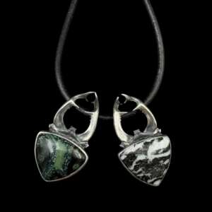 kézműves szarvasbogár formájú ezüst medál nyakláncon két különböző háromszög alakú kővel fekete háttéren