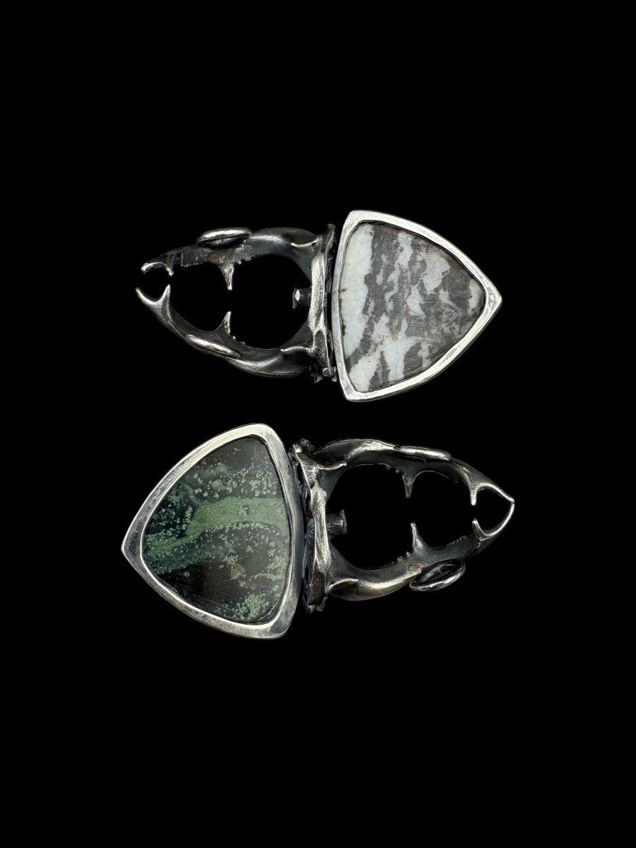 kézműves szarvasbogár formájú ezüst medál két különböző háromszög alakú kővel fekete háttéren