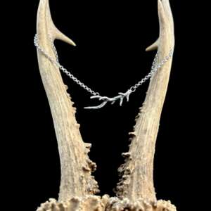 Csodaszarvas agancs nyaklánc antikolt ezüst medállal fekete háttéren szarvasagancsra akasztva