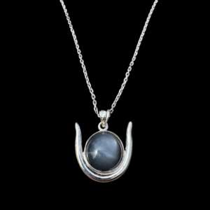 Hathor nyaklánc fekete holdkő fekete háttéren