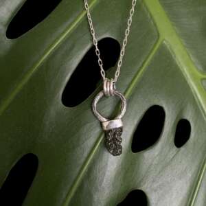 moldavit meteorit nyaklánc fakéreg akasztóval zöld levélen